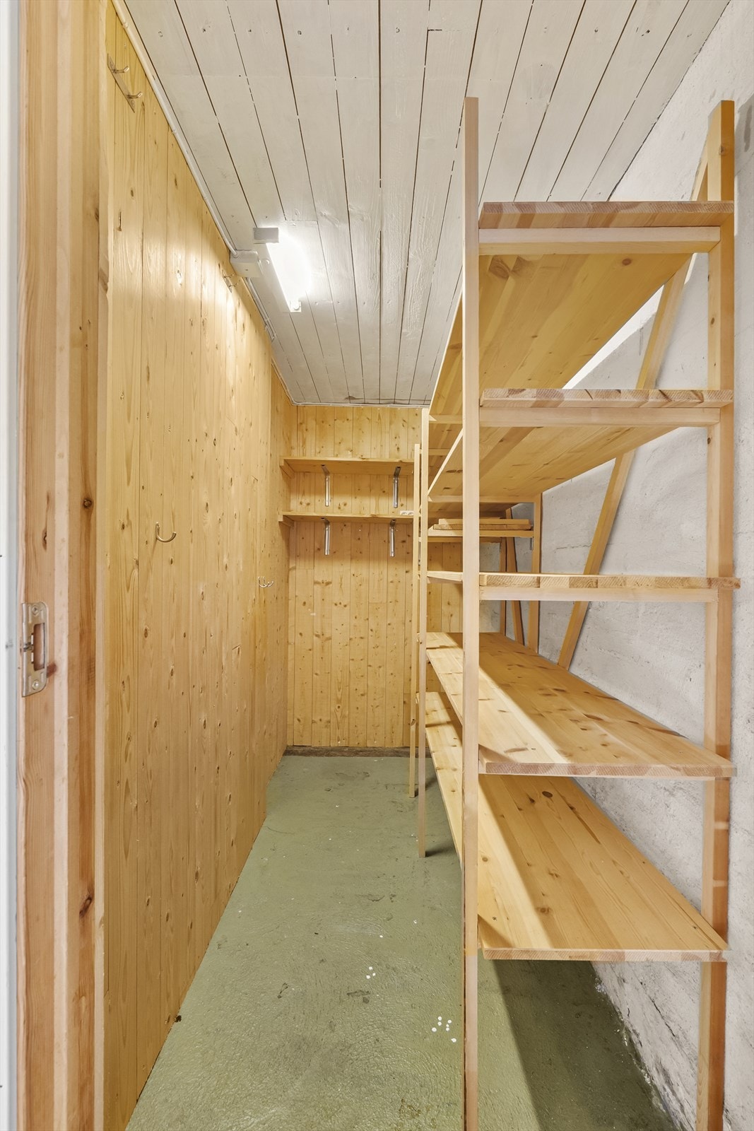 Innvendig bod i kjeller. Galleribilde