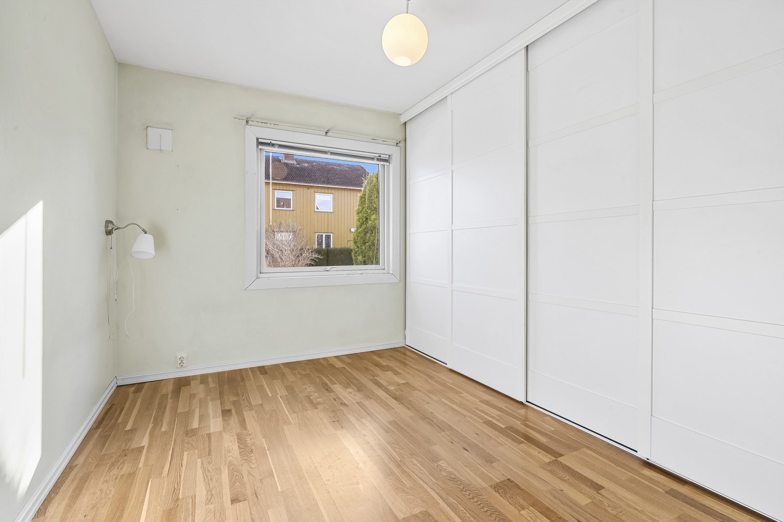 Soverom 2 vender ut mot hagen og er av god størrelse, med god plass til dobbeltseng og stor skyvedørsgarderobe. Galleribilde