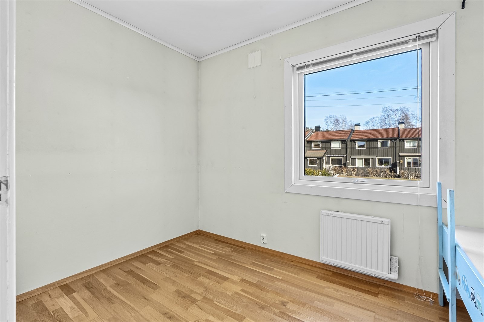 Soverom 1 som ligger innenfor spisestuen er perfekt som barnerom/gjesterom. Galleribilde