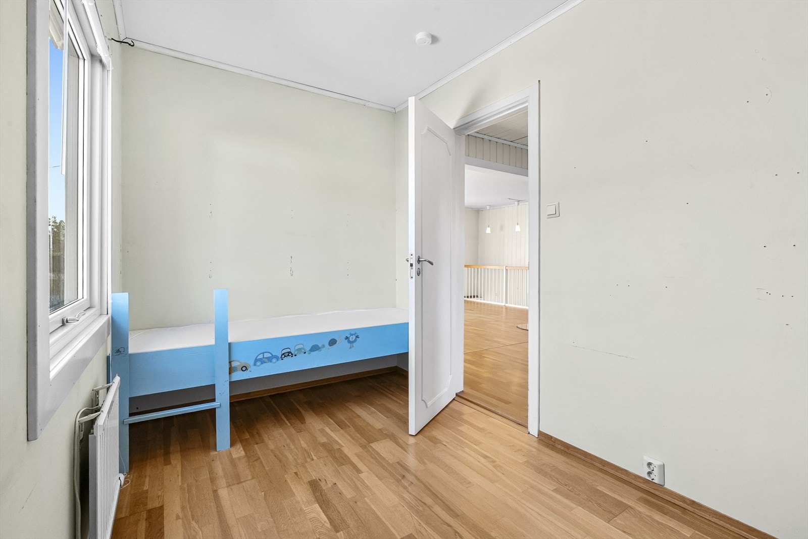 Soverom 1 med plass til seng i normal lengde (2m), samt garderobeløsning. Galleribilde