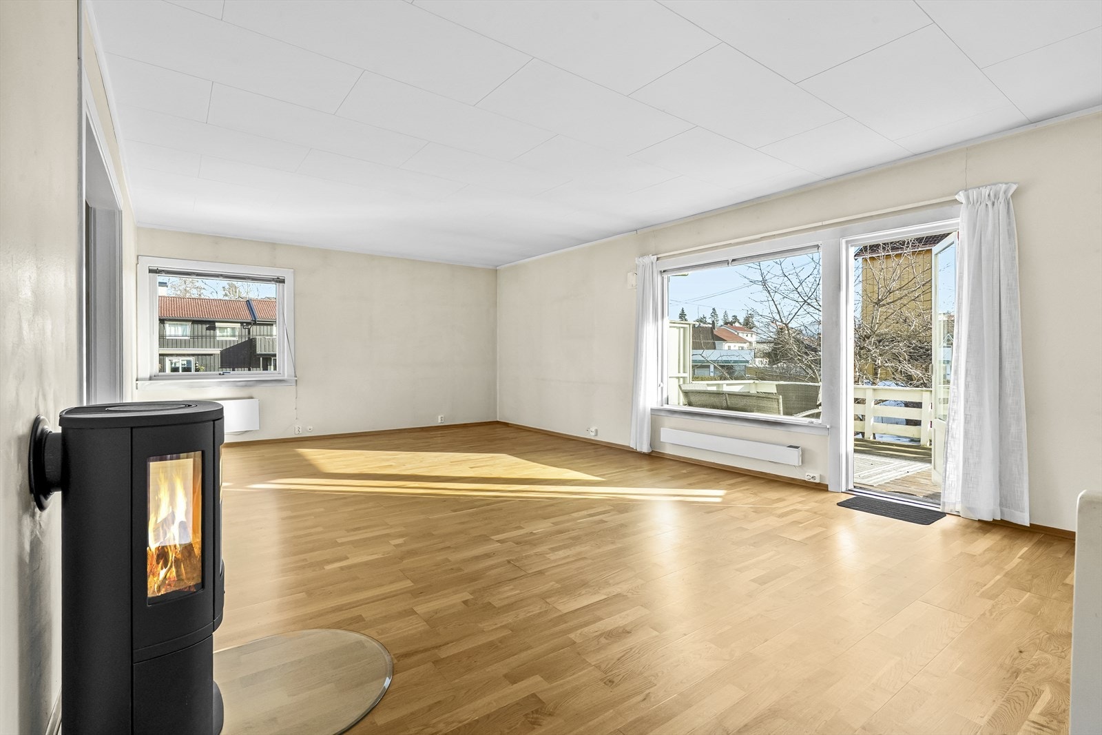Dette er en lys og hyggelig familiebolig med stort potensiale, bestående av første- og underetasje i firemannsbolig, med enkel adkomst til solrik hage og egen garasjeplass! Galleribilde