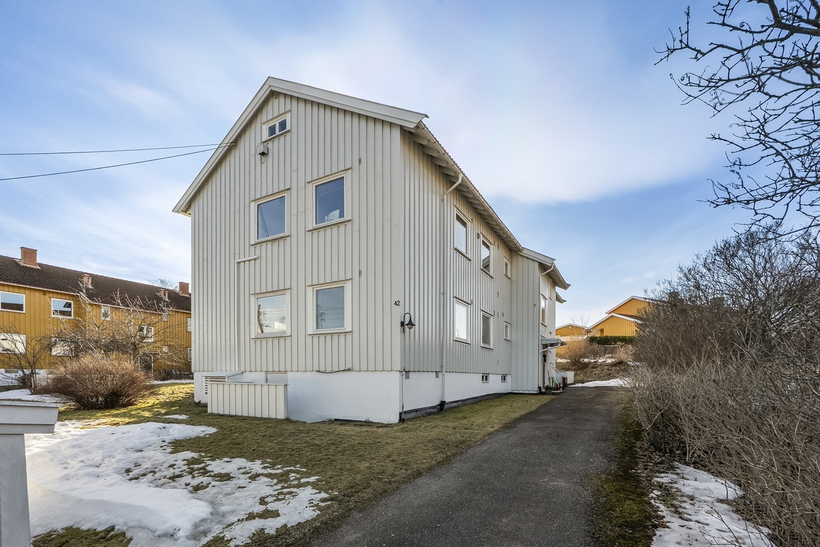 Boligen har en attraktiv beliggenhet i et hyggelig og rolig nabolag, med blant annet få minutters gange til Bogstad skole. Galleribilde