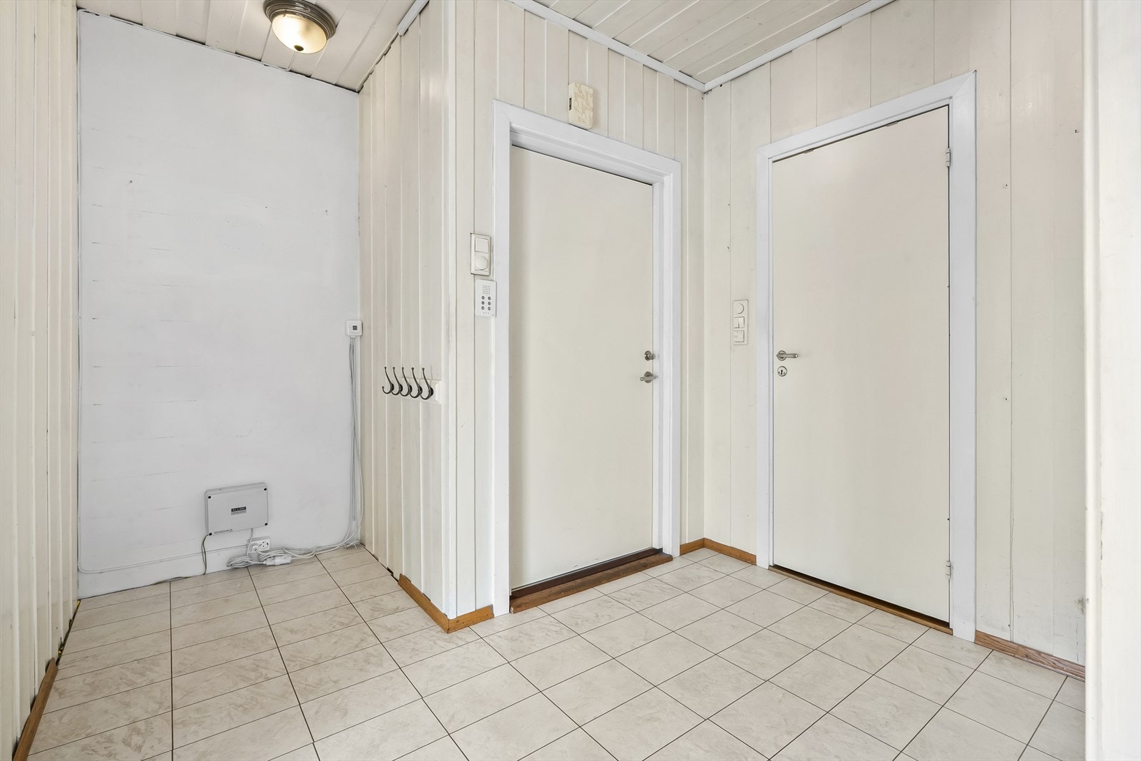 Romslig entré med god plass til garderobeløsning, sko og yttertøy. Adkomst til bad, hovedsoverom og stuen. Galleribilde