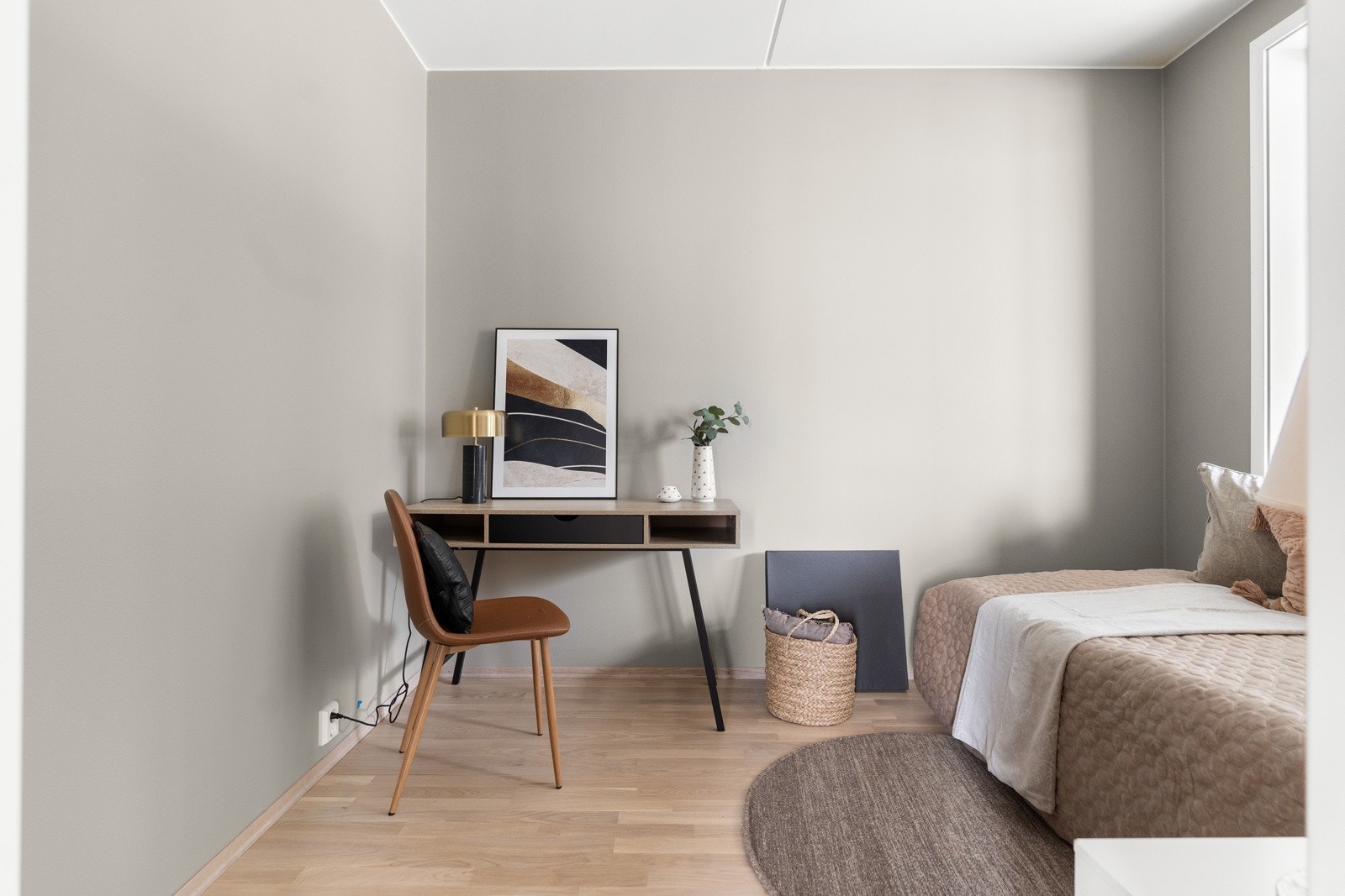 Pent soverom 2 av god størrelse. Fin avsatt plass til kontorpult etter ønske. Bilde tatt fra lignende leilighet i prosjektet Galleribilde