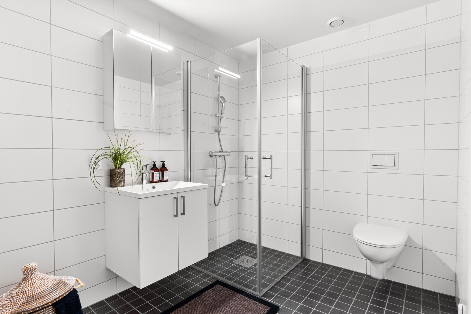 Vegghengt klosett i hvitt porselen med to-knapps spylefunksjon på innebygget eller utenpåliggende sisterne (type/kvalitet er Oras/Grohe/ Geberit eller tilsvarende). Bilde tatt fra lignende leilighet i prosjektet Galleribilde