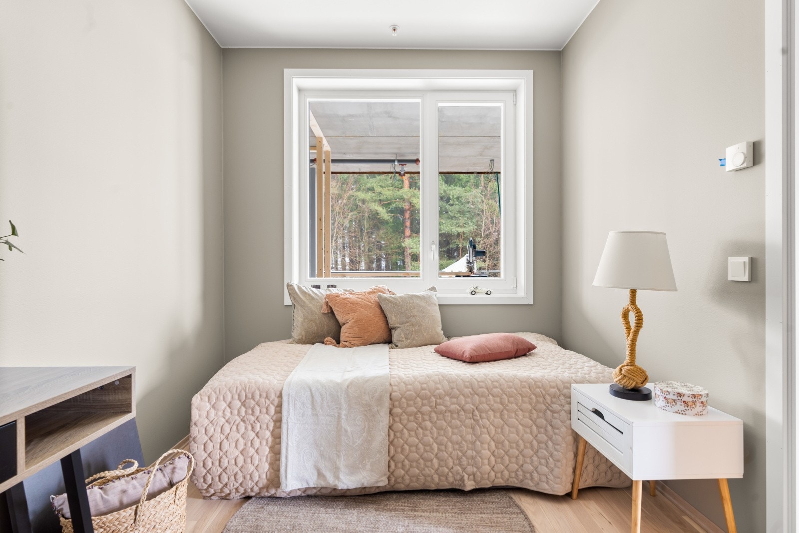 Pent soverom 2 av god størrelse. Fin avsatt plass til kontorpult etter ønske. Bilde tatt fra lignende leilighet i prosjektet Galleribilde