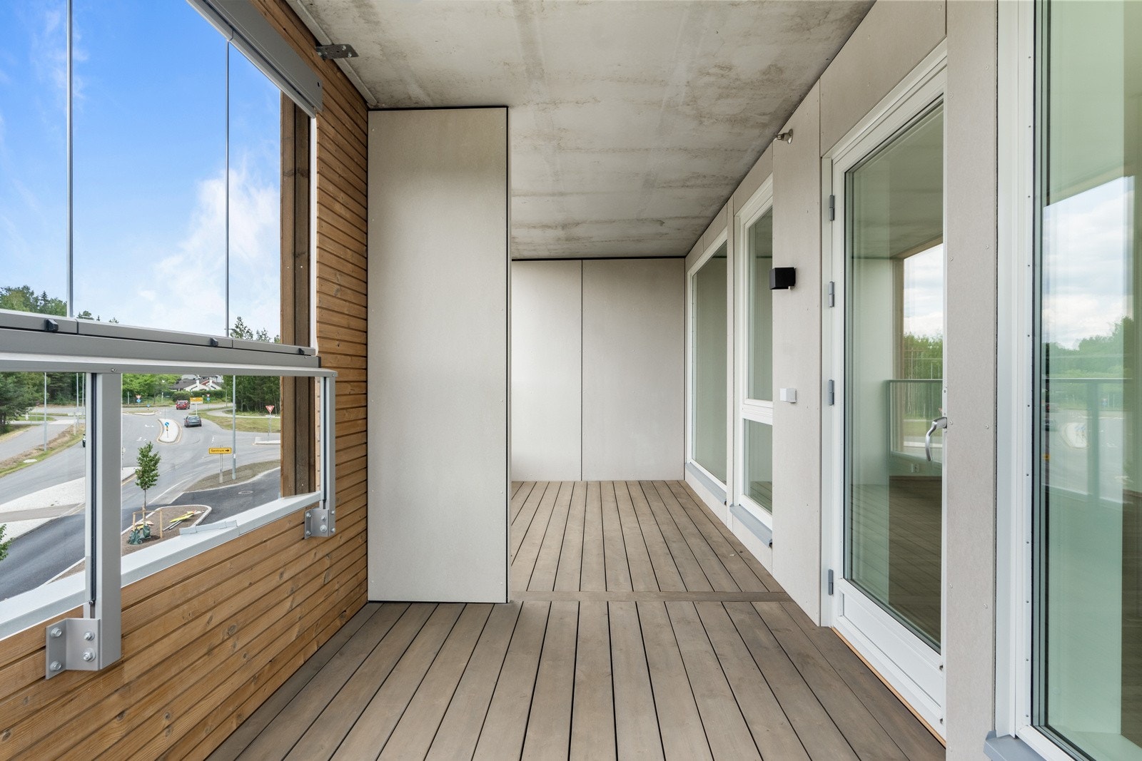 Fra stuen har man utgang til en flott balkong på ca. 16 kvm, som er delvis innglasset. Galleribilde