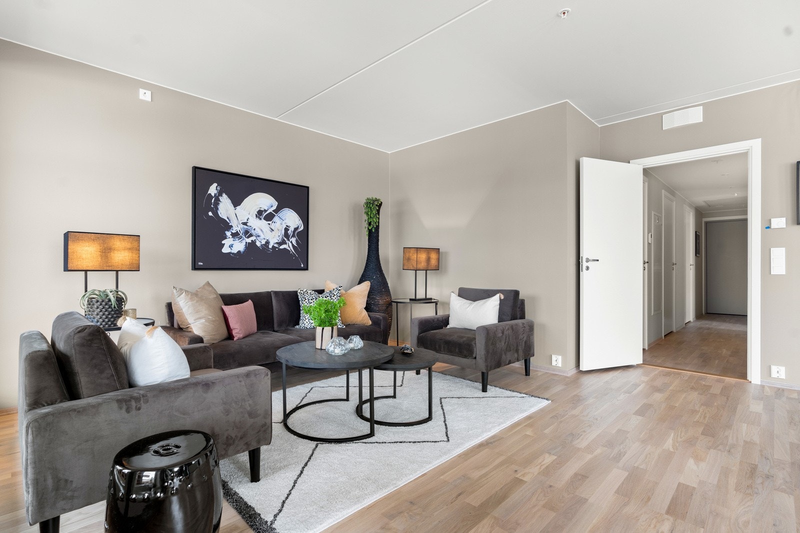 Tre stavs eikeparkett i vindfang, gang, bod, stue/kjøkken og soverom. Malte gipsvegger på alle rom, farge Bomull fargekode S0502Y.Bilde tatt fra lignende leilighet i prosjektet Galleribilde