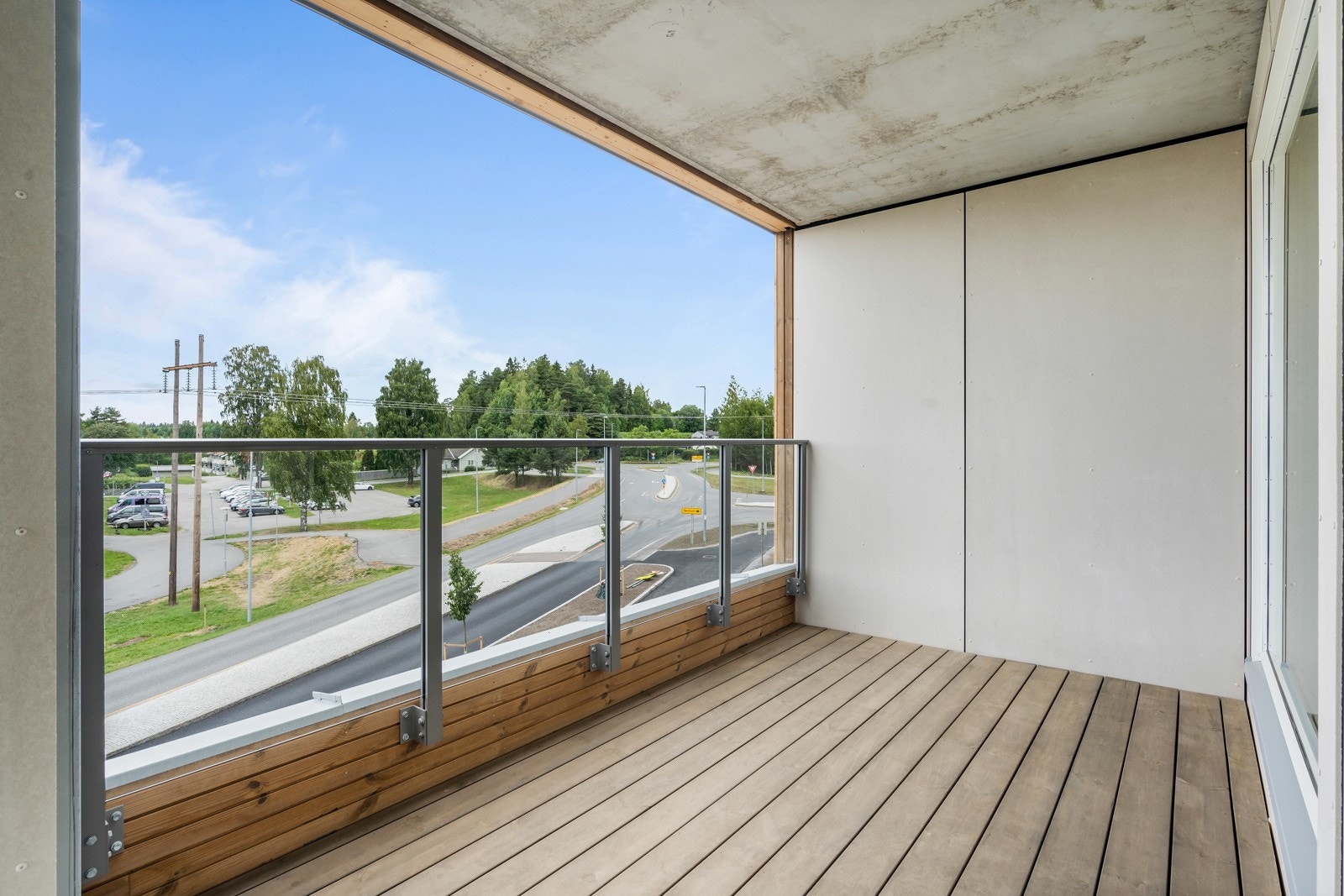 Fra stuen har man utgang til en flott balkong på ca. 16 kvm, som er delvis innglasset. Galleribilde