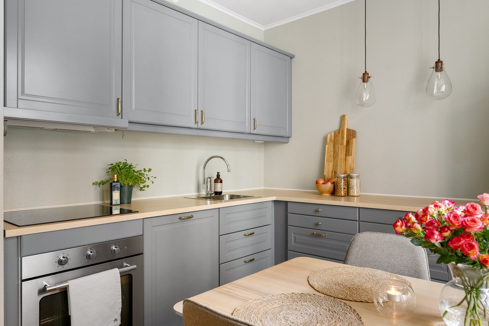 Alt arbeid tilknyttet renovering ble utført av fagpersonell. Kjøkkenet har fått TG1 fra takstmann. Galleribilde