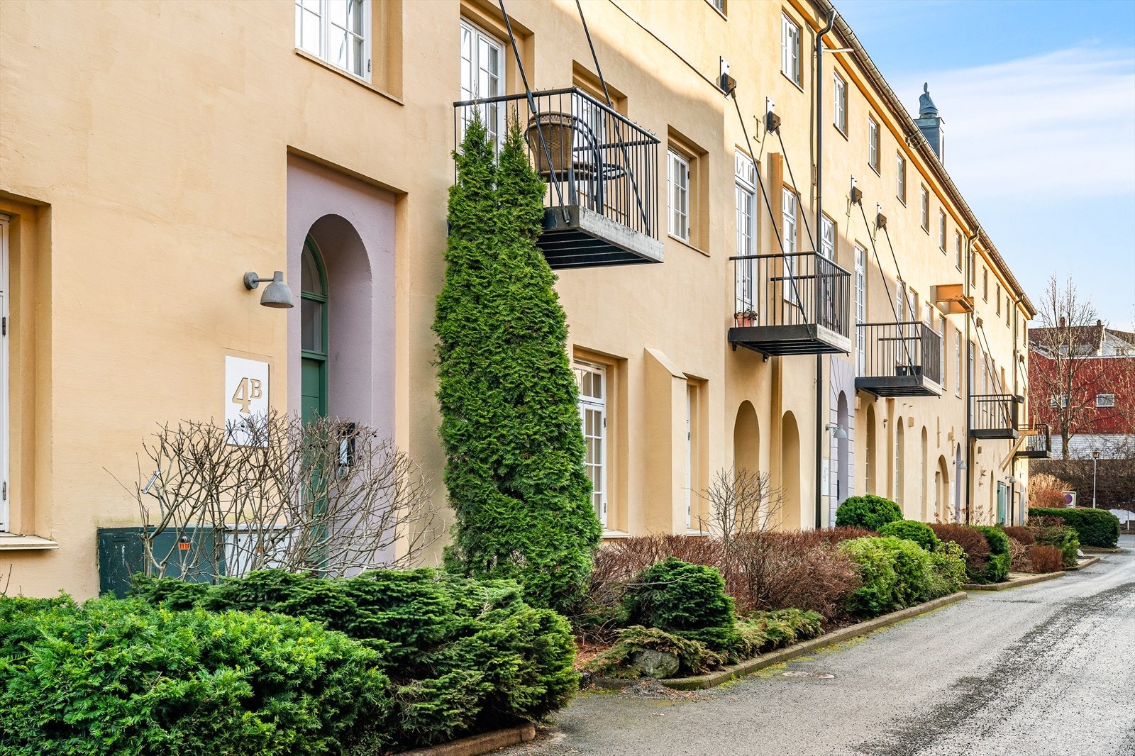 Leiligheten har en enkel adkomst fra bakkeplan i 1. etasje. Velkommen til en hyggelig visning! Galleribilde