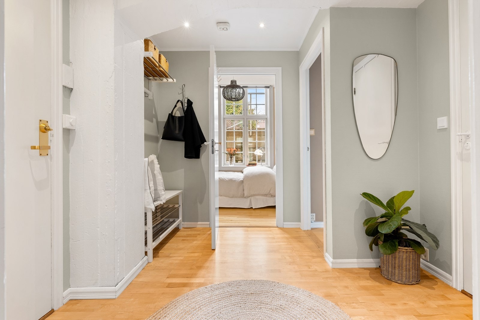 Den romslige entreen gir leiligheten et moderne førsteinntrykk. Her er det godt med plass til klesheng og oppbevaring. Galleribilde