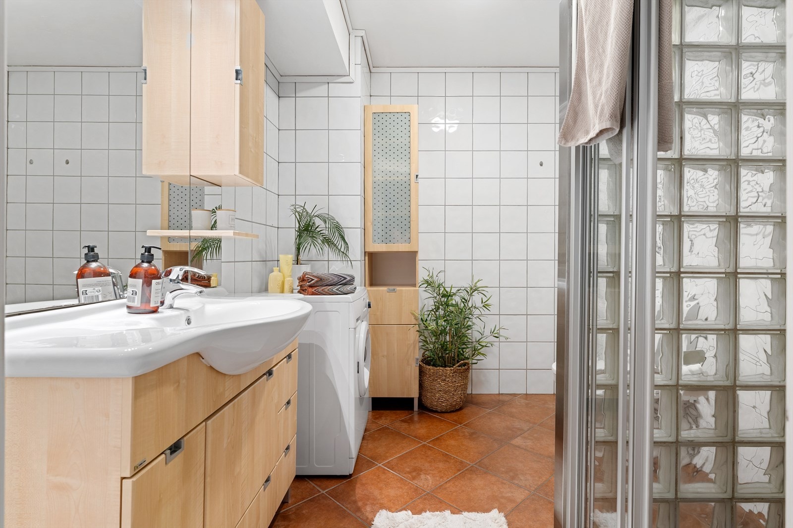 Badet er også av god størrelse på 5,6m². Rommet er flislagt og bl.a. utstyrt med opplegg til vaskemaskin. Galleribilde
