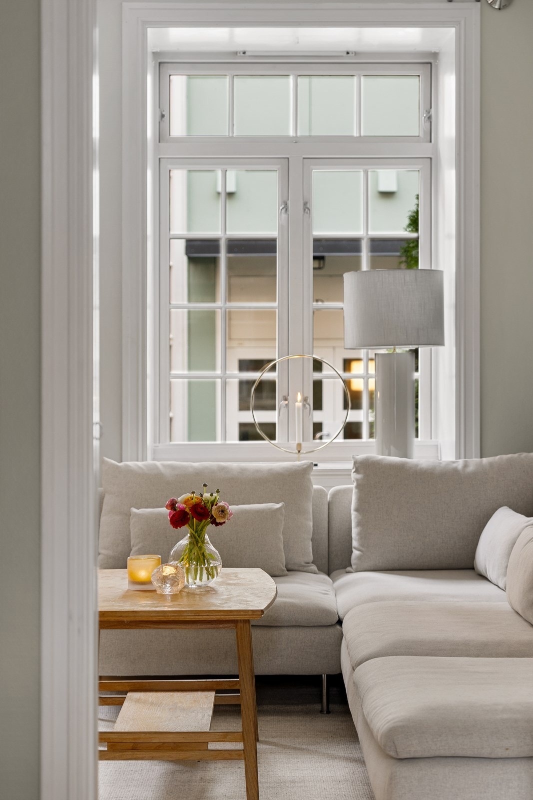 Her får man en kvadratsmart romløsning med to gode soverom og åpen/stue kjøkkenløsning. Galleribilde