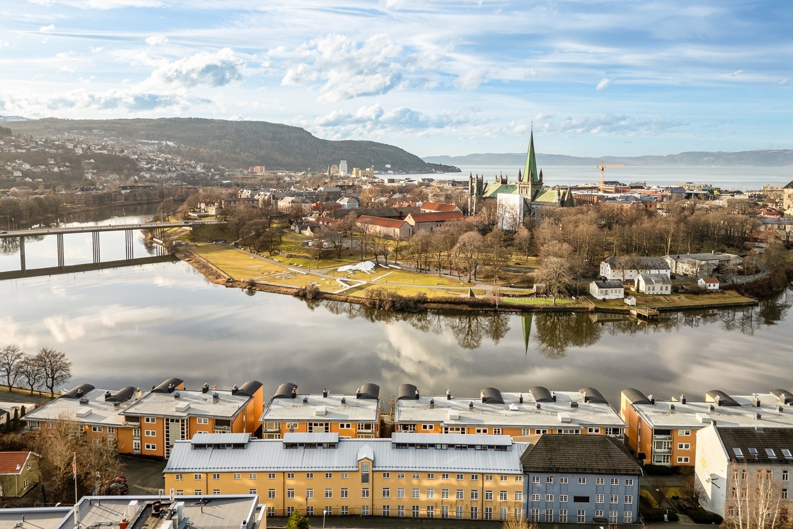 Flytt inn til en enkel hverdag med "alt" i umiddelbar nærhet. Nærområdet byr på et rikt tilbud av kafeer, butikker, restauranter og uteliv. Galleribilde