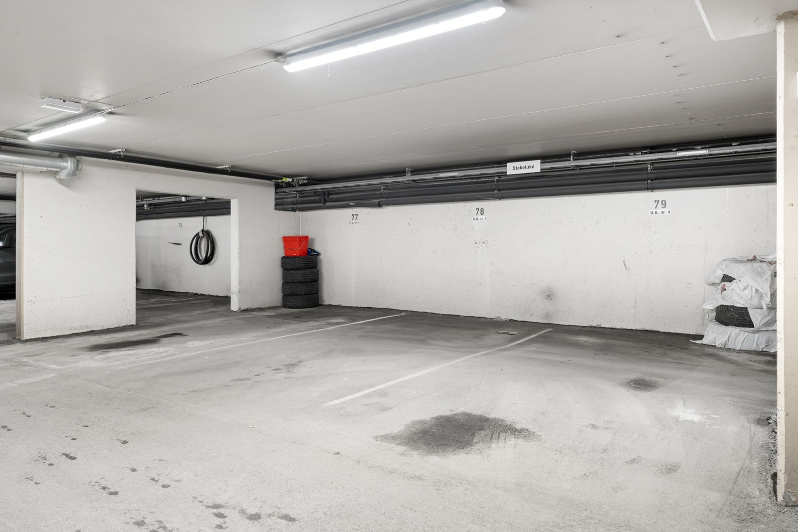 Fast p-plass i parkeringskjeller medfølger leiligheten. Galleribilde