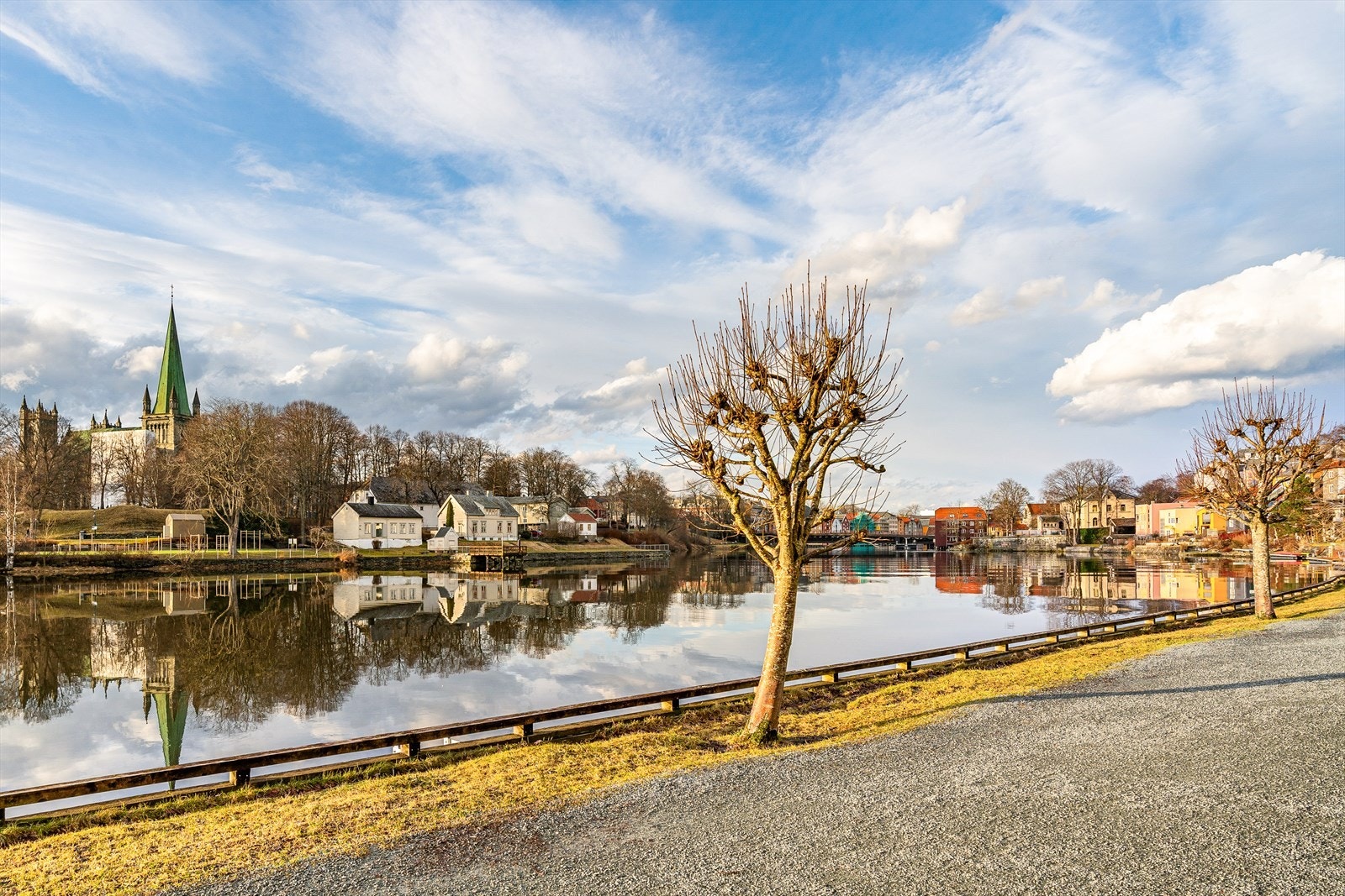 Flotte turstier langs Nidelva i umiddelbar nærhet til leiligheten. Galleribilde