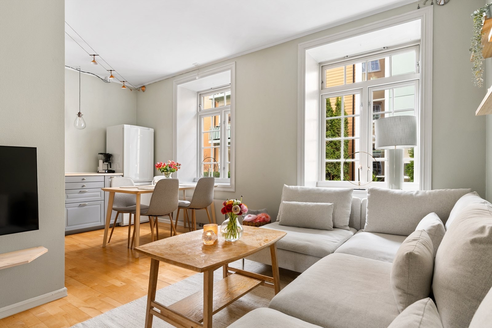 Store sjarmerende bygårdsvinduer som gir rikelig med naturlig lysinnslipp. Galleribilde