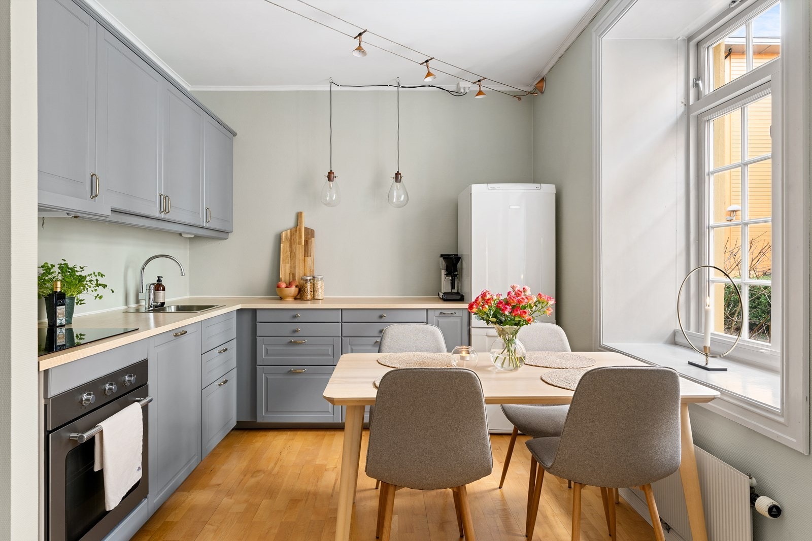 Leiligheten fikk i 2020 ny, delikat kjøkkeninnredning med integrerte hvitevarer. Galleribilde