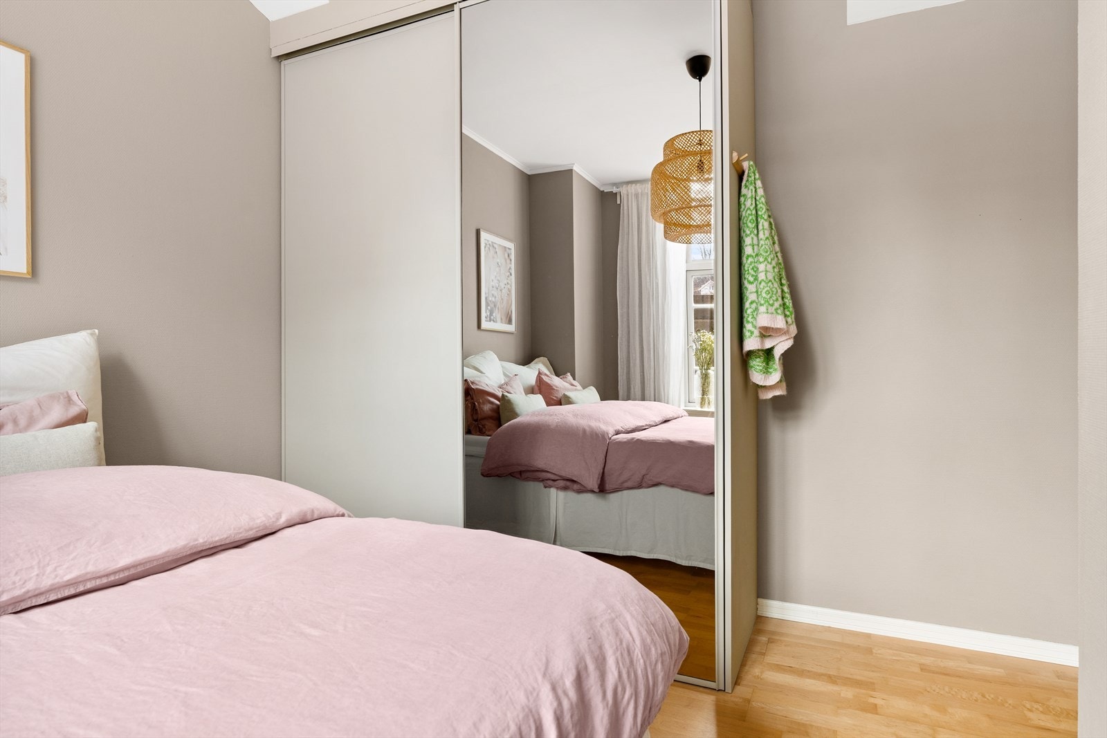 I tillegg byr soverommene på store vindusflater og generøs takhøyde. Galleribilde