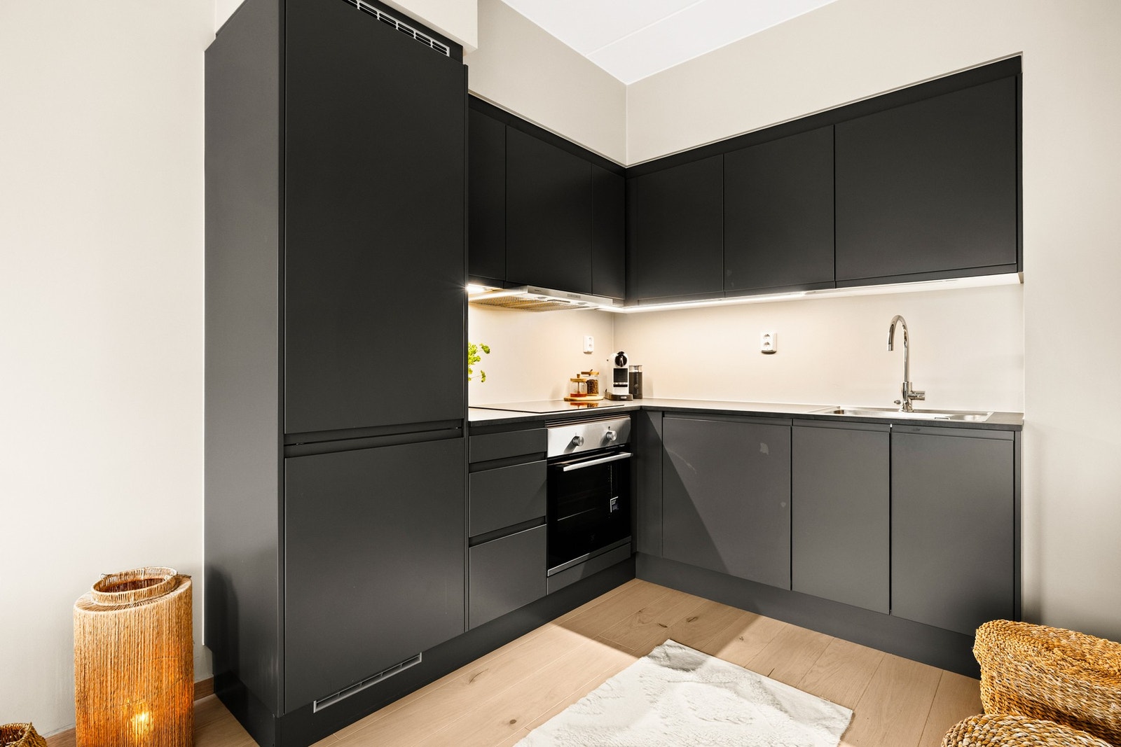 Belysning over benk og kjøkkenventilator med avtrekk ut. Galleribilde