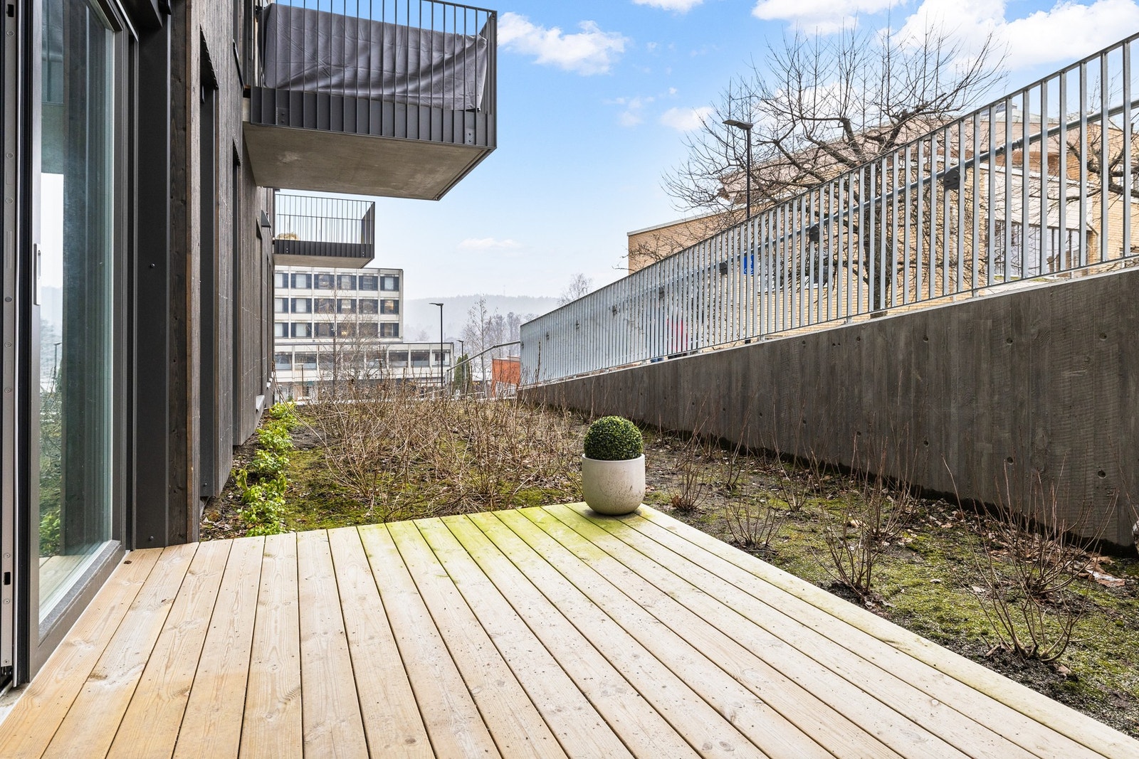 Utgang fra stue til terrasseplatting på ca. 5 kvm. Galleribilde