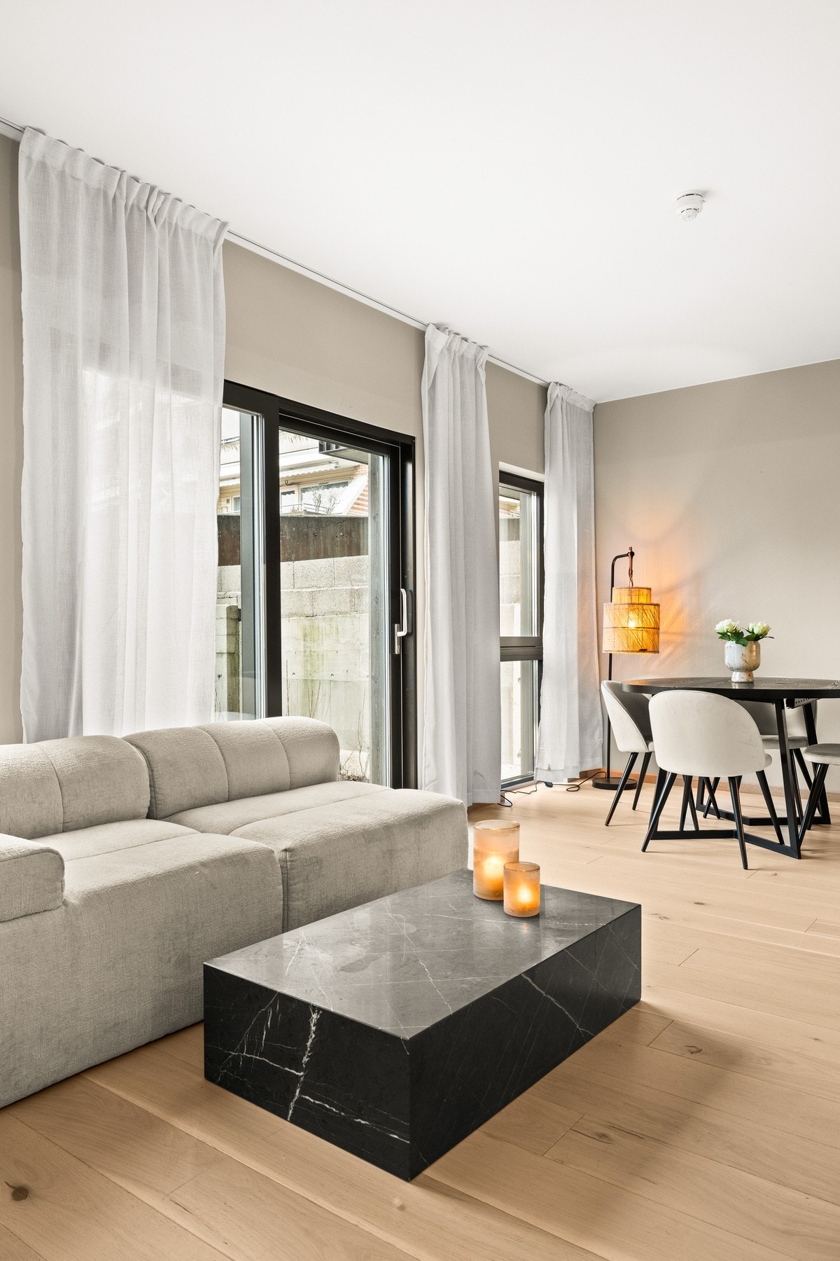 Stuen/kjøkkenet kan enkelt innredes med både sofa- og spiseseksjon. Galleribilde