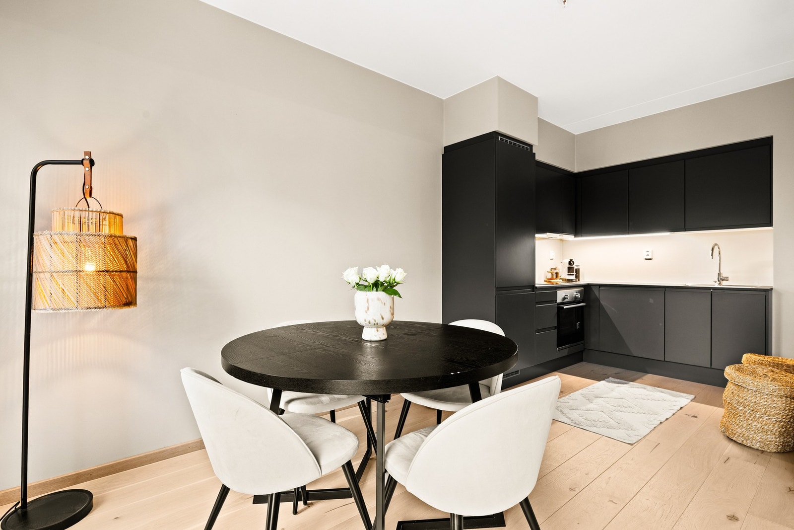 Leiligheten har en praktisk planløsning med åpen stue- og kjøkkenløsning. Galleribilde