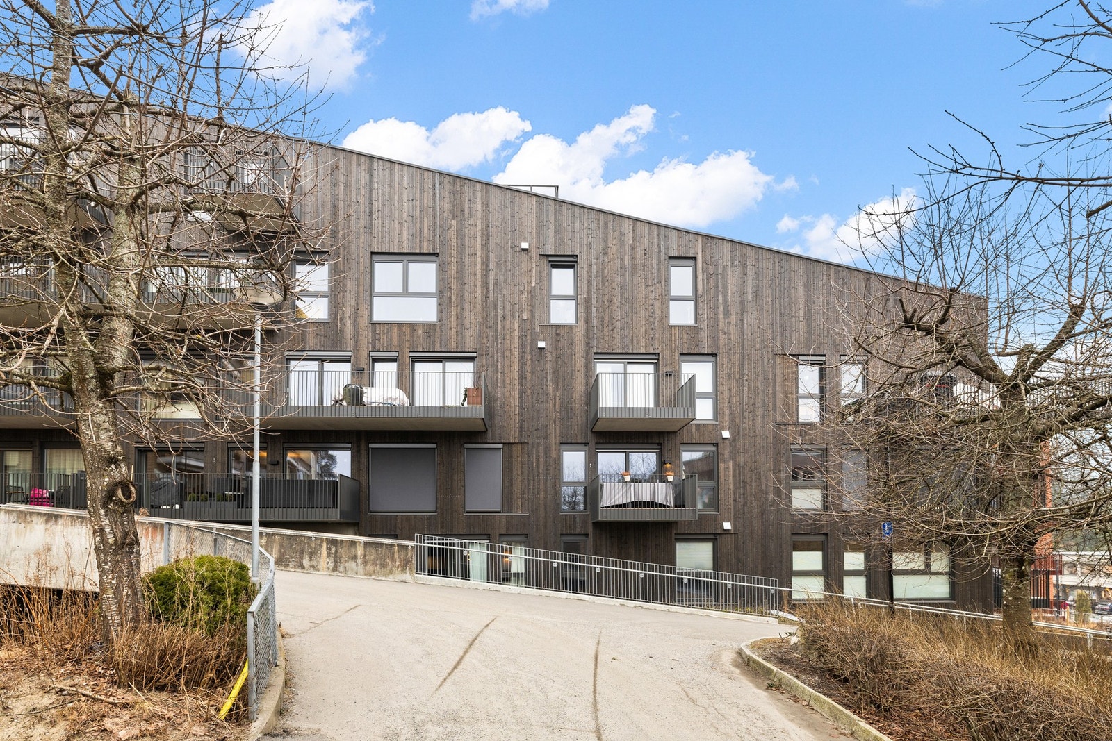 Området gir mulighet for offentlig kommunikasjon via buss og tog. Galleribilde