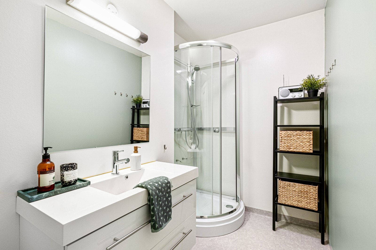 Alle våtrommene ble pusset opp i 2014, og badet har gulvbelegg i kombinasjon med veggplater malt i hvitt og mintgrønt. Galleribilde