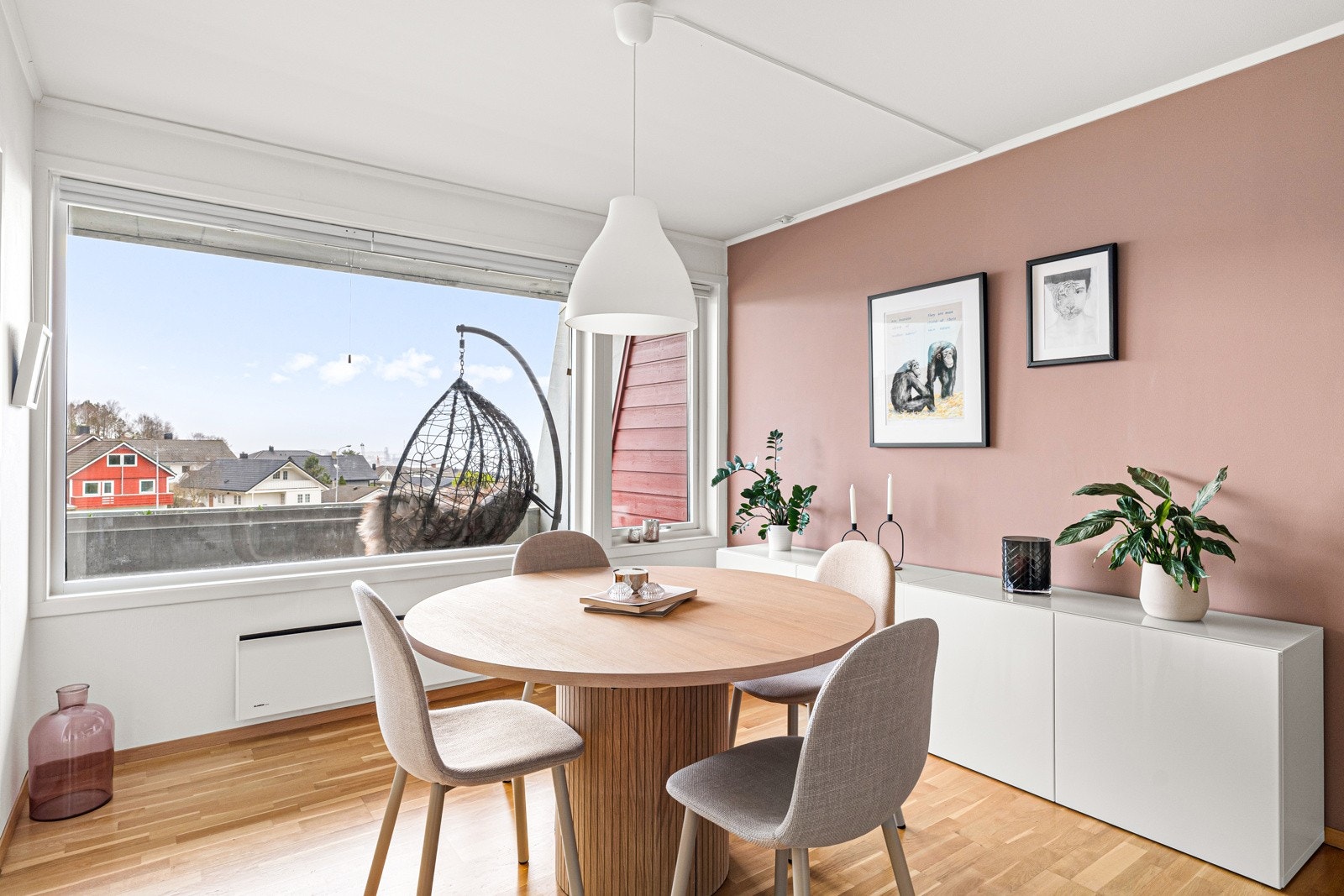 En stor vindusflate bidrar med mye naturlig lys, og veggene er malt i hvitt og en dus trendfarge. Galleribilde