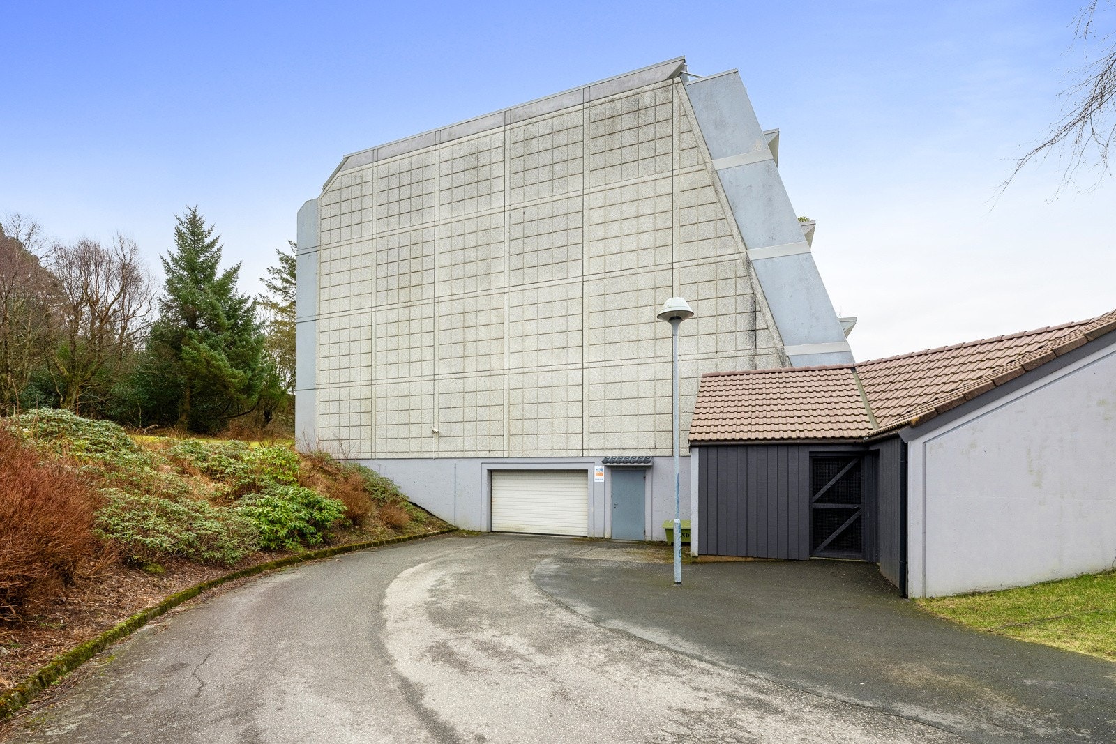 Det følger med egen garasjeplass i en lukket og oppvarmet parkeringskjeller. Galleribilde