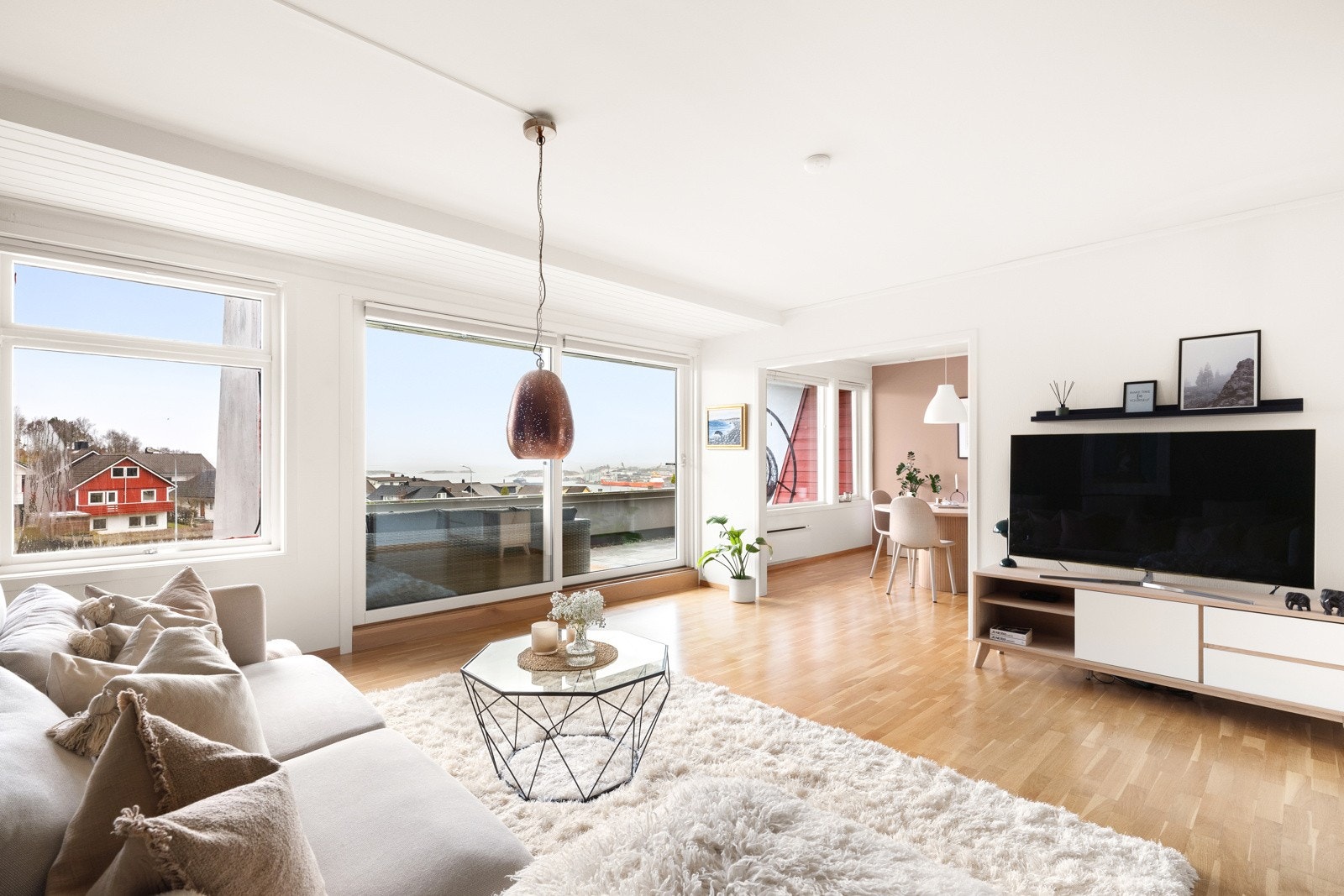 Velkommen til en stor leilighet med hele 3 soverom og utsikt. Galleribilde