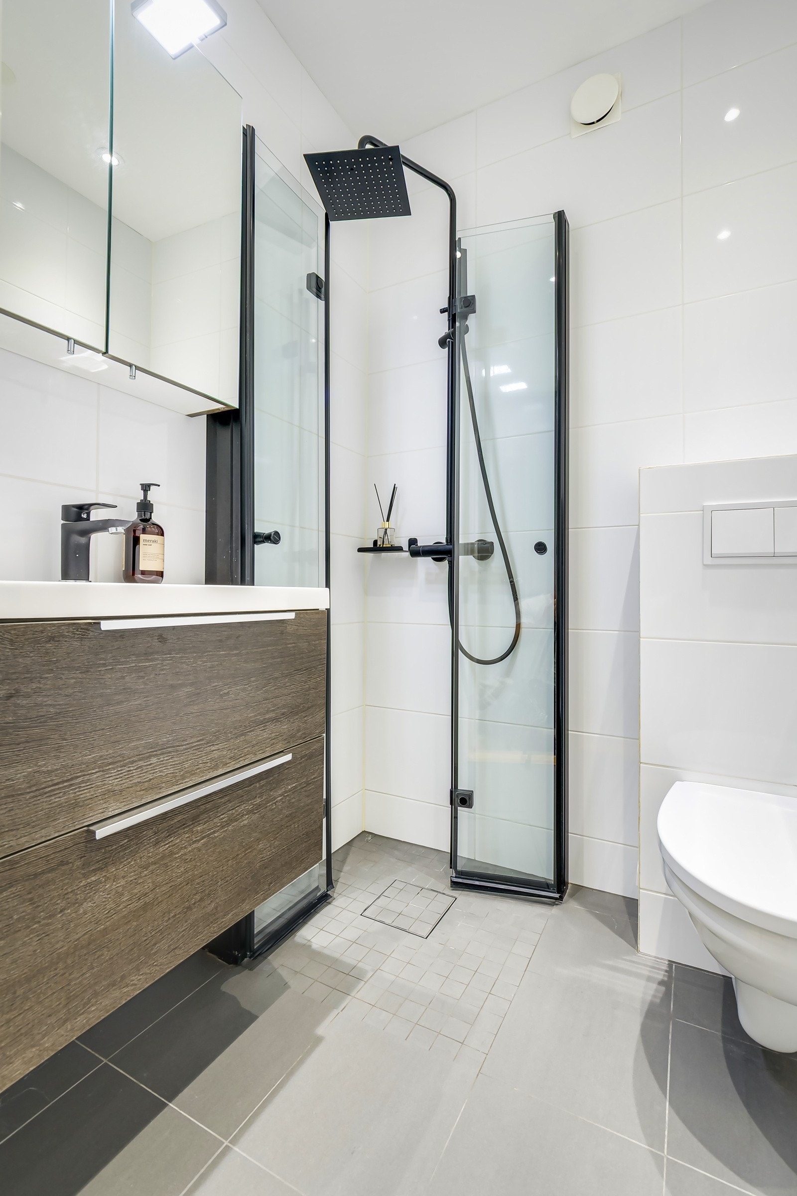 Vaskemaskinen er integrert i kjøkkeninnredningen for å spare plass på badet. Galleribilde