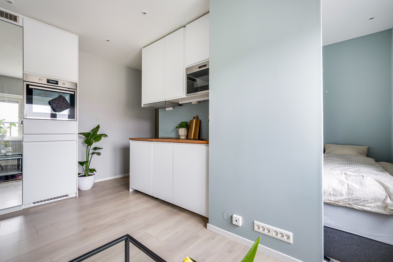 fra oppholdsrommet er det inngang til sovealkoven. Galleribilde