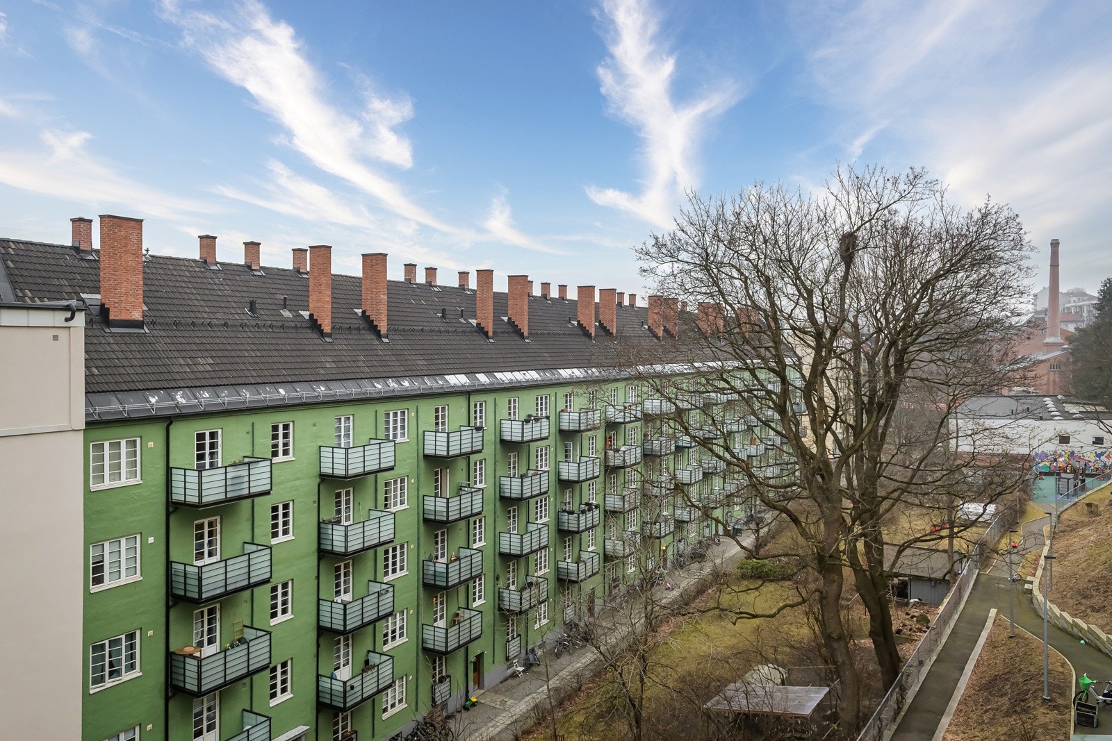 Leiligheten vednder i sin helhet mot rolig gårdsrom. Vendt mot syd-vest har boligen gode lysforhold. Galleribilde