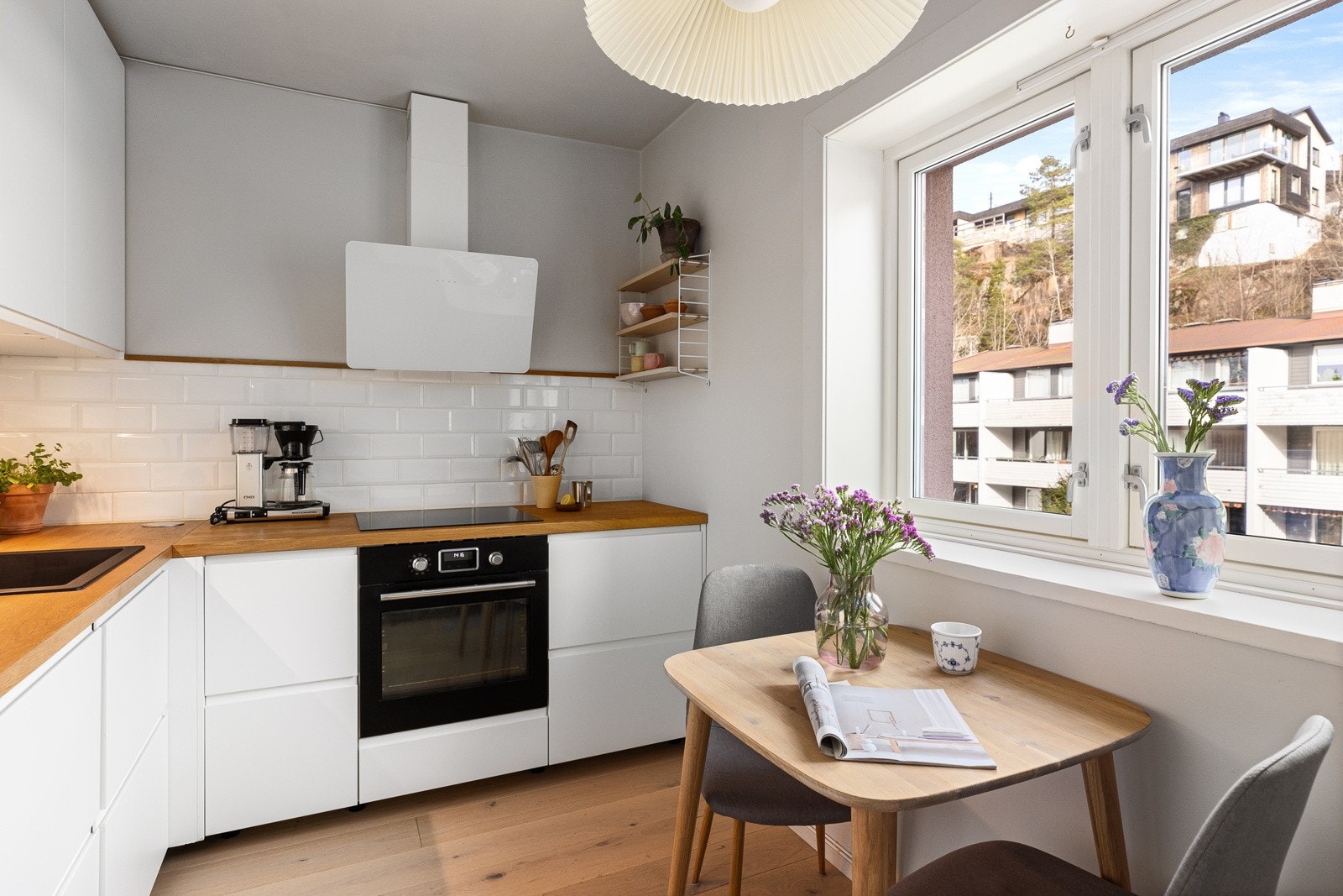 Separat kjøkken som ble oppgradert i 2020 og har en moderne IKEA-innredning med slette fronter. Galleribilde