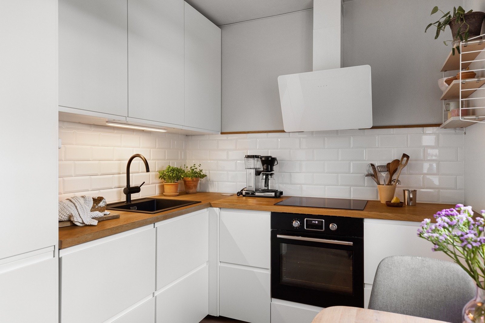 Kjøkkenet er fullt utstyrt med integrert koketopp, stekeovn, oppvaskmaskin og kjøl-/fryseskap, samt en ventilator i stål og glass. Galleribilde