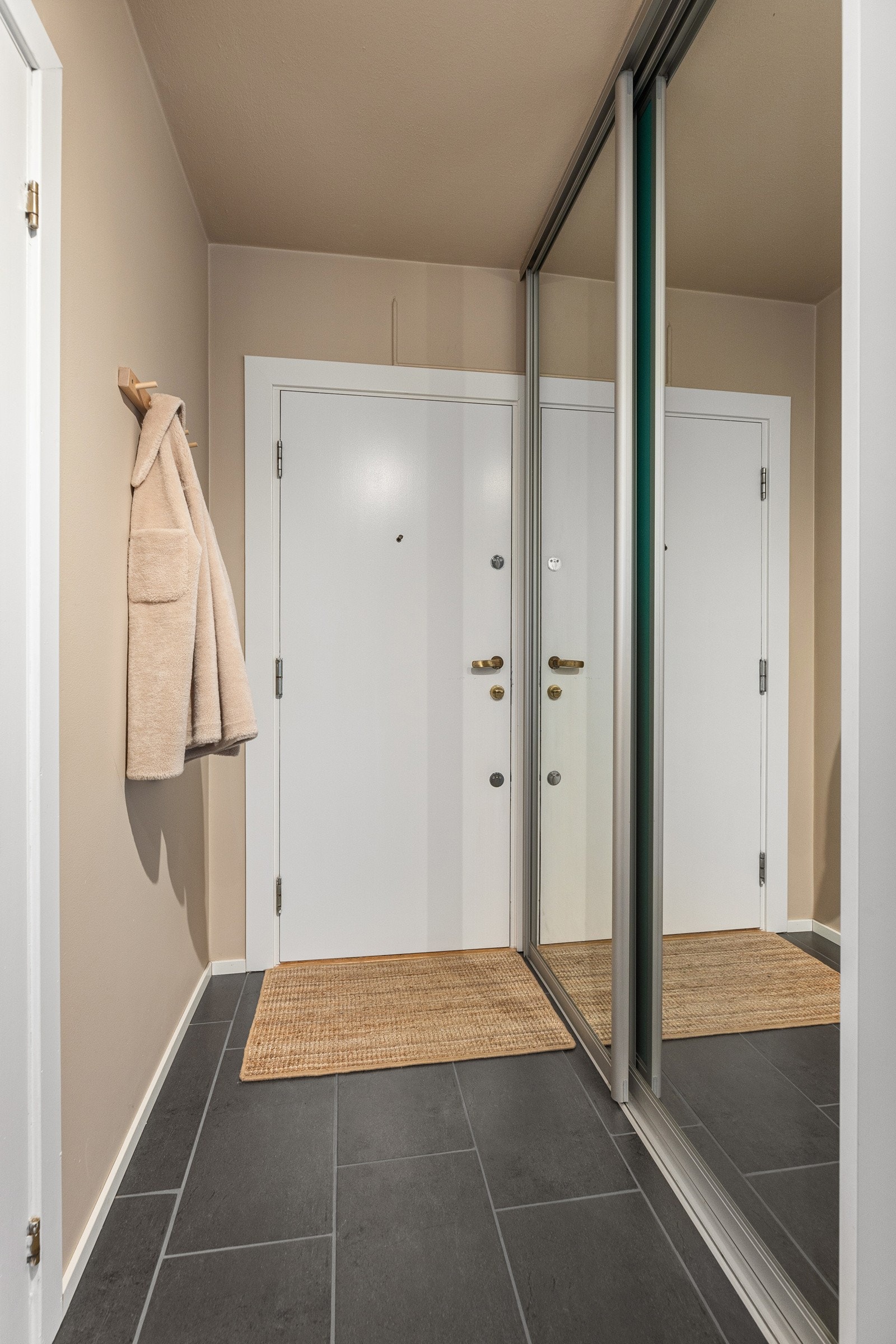 Leiligheten har en romslig entré med skyvedørsgarderobe. Galleribilde