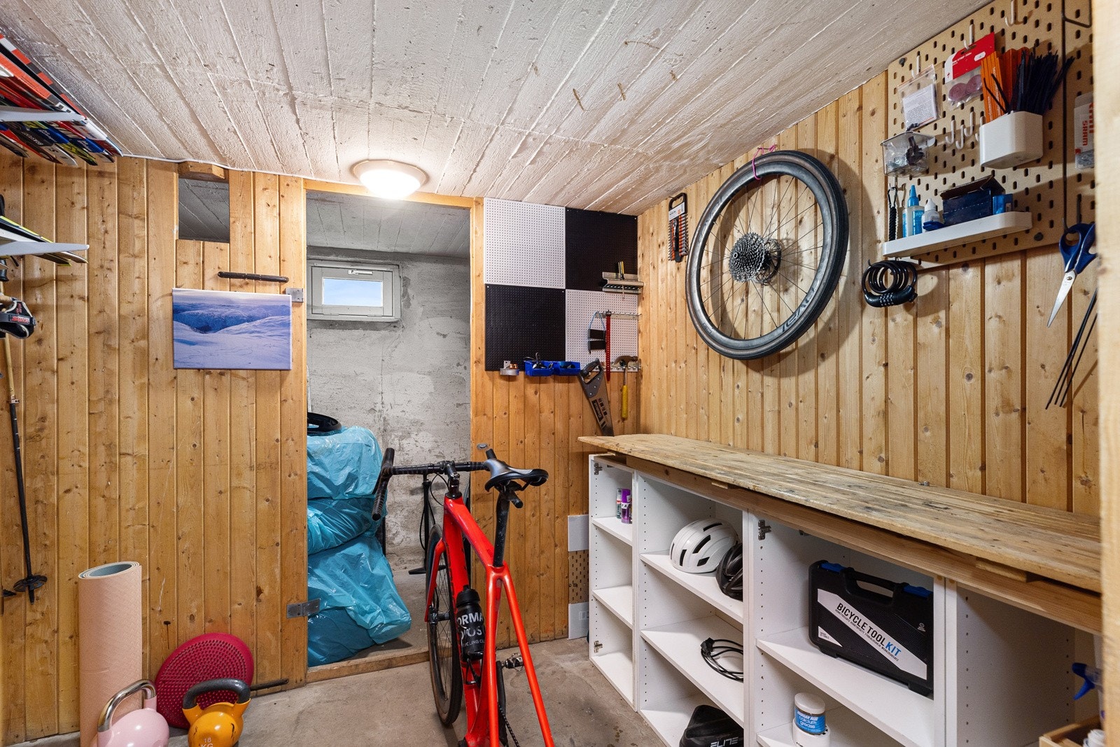 Leiligheten disponerer en loftsbod på ca. 4,4 kvm (gulvareal på ca. 11,3 kvm) og kjellerbod på ca. 8,6 kvm Galleribilde