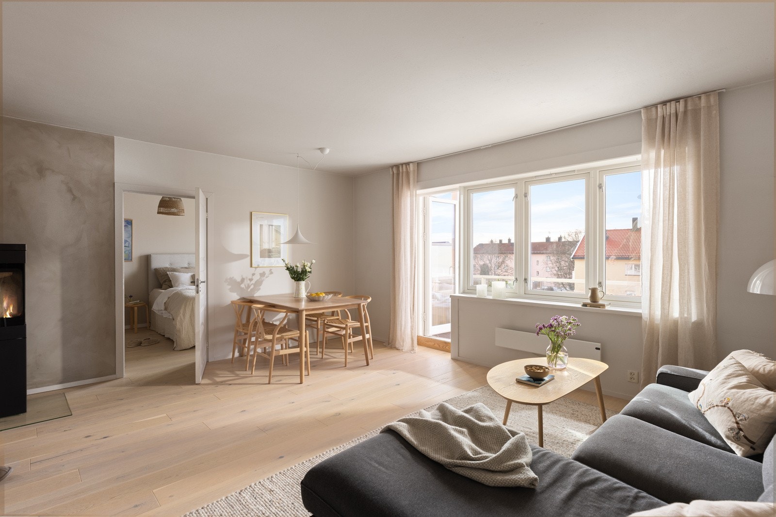 Her er det god plass til både en romslig sofagruppe og spisebord. Galleribilde