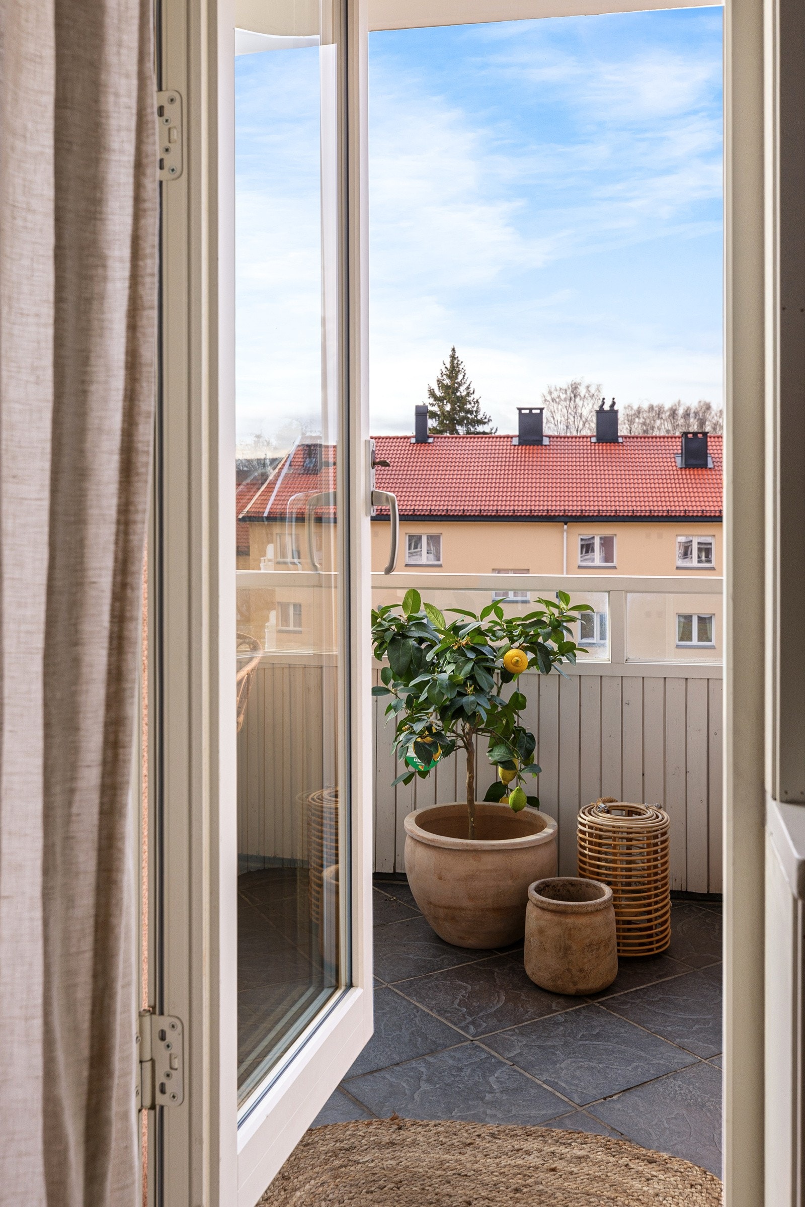 Fra stuen er det utgang til balkongen. Galleribilde