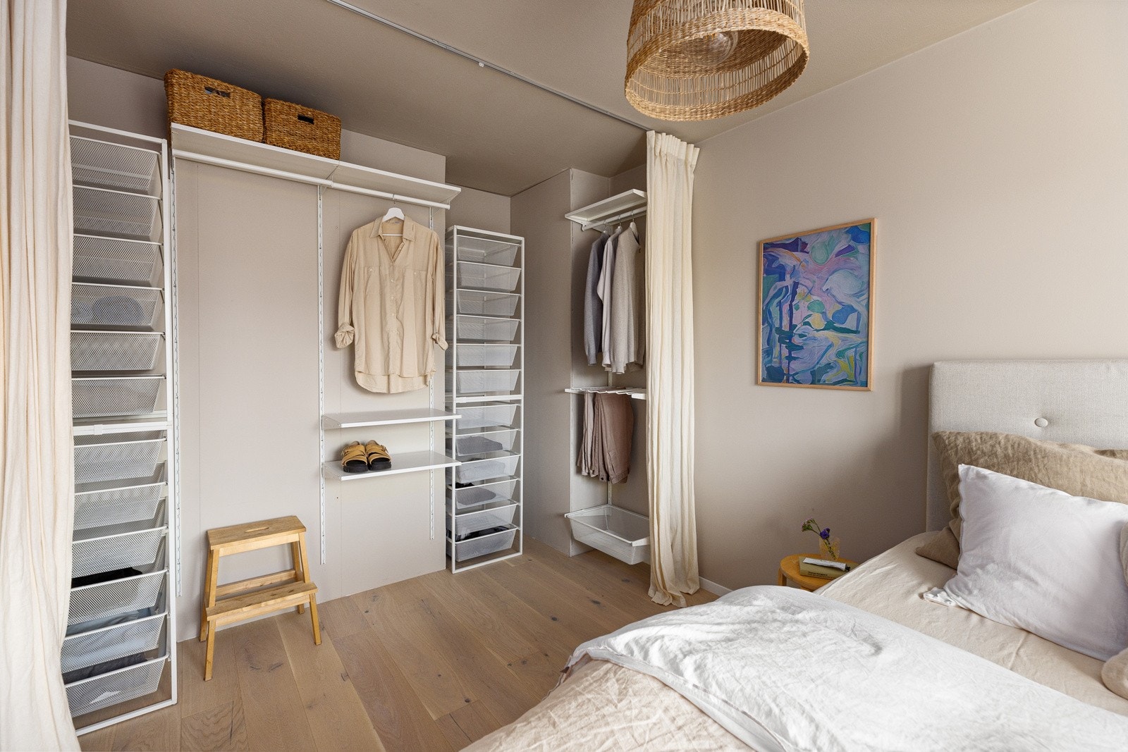Hovedsoverommet har god plass til dobbeltseng og nattbord, og er utstyrt med hyller, trådkurver og opphengsløsninger for optimal oppbevaring (medfølger ikke). Galleribilde