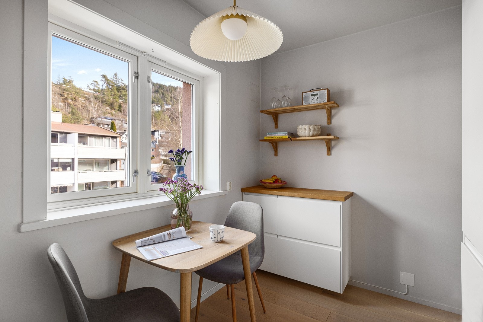 Rommet har også god plass til et spisebord. Galleribilde