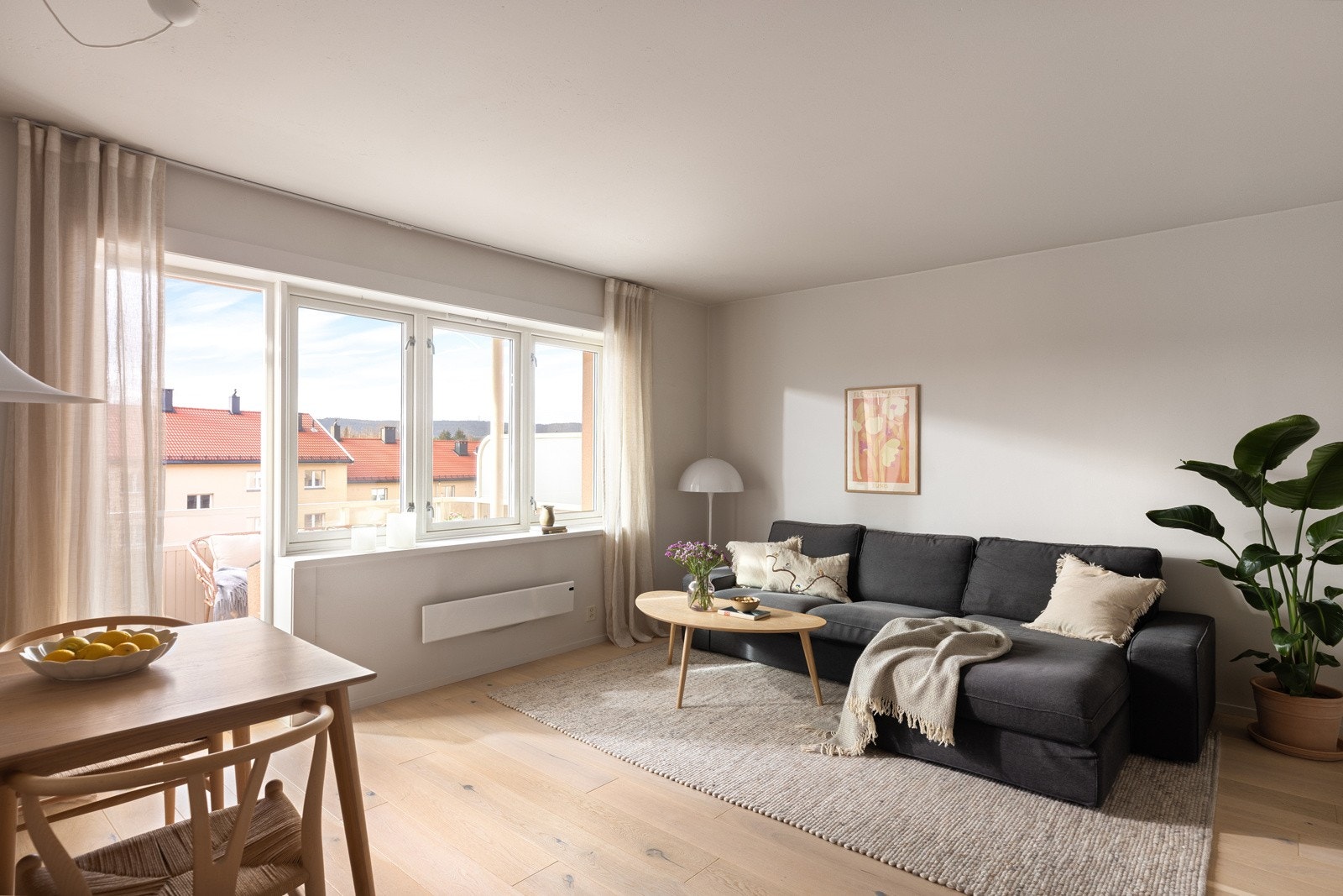 Stuen har en takhøyde på 2,48 meter og store 3-lags vinduer fra 2018 som slipper inn rikelig med naturlig lys inn. Galleribilde