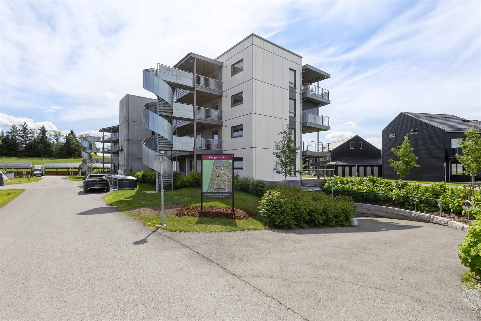 Felles garasjeanlegg , heis og meget pent opparbeidede fellesarealer Galleribilde