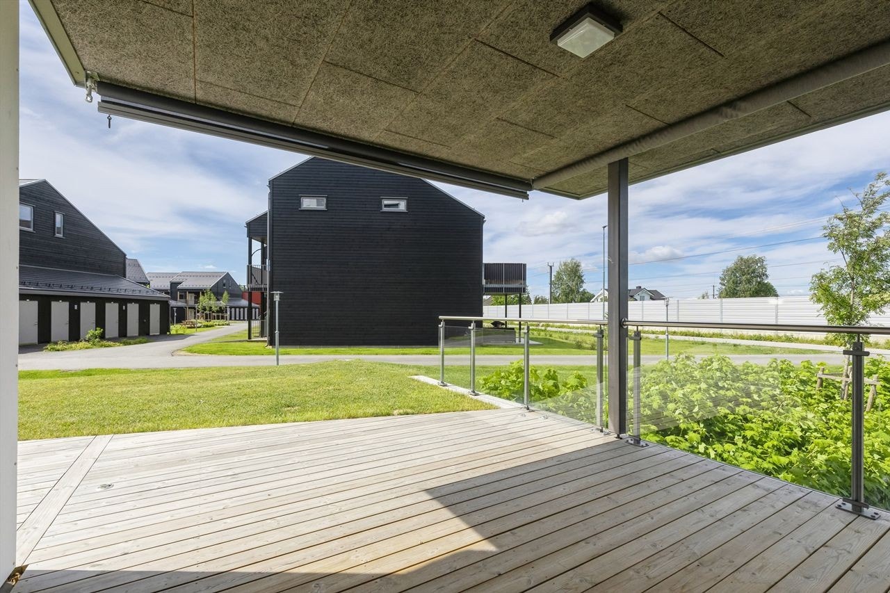 Store terrassearealer hvor en del er takoverbygget, noe som gjør at frisk luft kan nytes om det så skulle komme en regnskur. Nedtrekkbare screens for solskjerming. Galleribilde