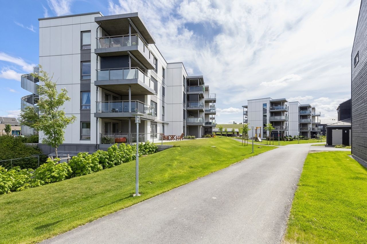 Velkommen til Evangjordet 3: En moderne og romslig 4-roms leilighet med store terrassearealer (56 kvm) og svært gode solforhold. Galleribilde