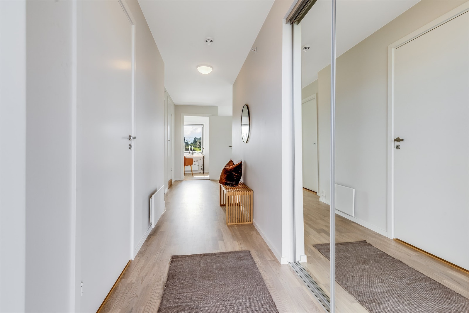 Velkommen inn. Her har vi entre med skyvedørsgarderobe. Galleribilde