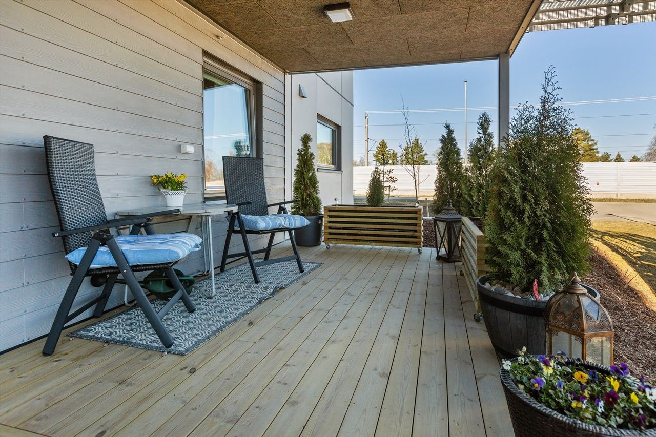 I tillegg til uteplass foran stue har man også en fin takoverbygget uteplass ved inngangspartiet. For morgenfuglen vil man kunne få litt morgensol til kaffen og den siste kveldssolen! Galleribilde